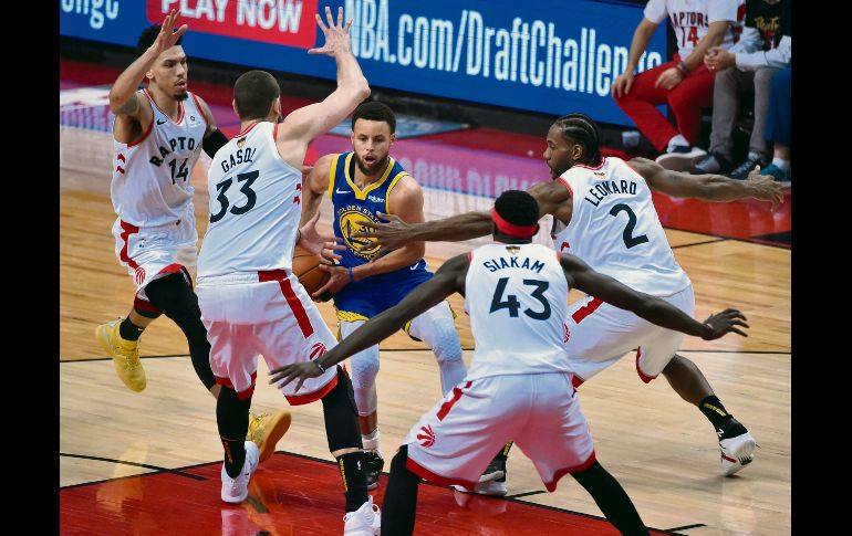En busca de neutralizar a la figura de los Warriors, Toronto lo marcó hasta con cuatro jugadores. EFE