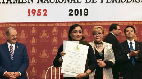 La escritora estuvo presente en la ceremonia del Premio Nacional de Periodismo, donde recibió el reconocimiento por su trayectoria. CORTESÍA