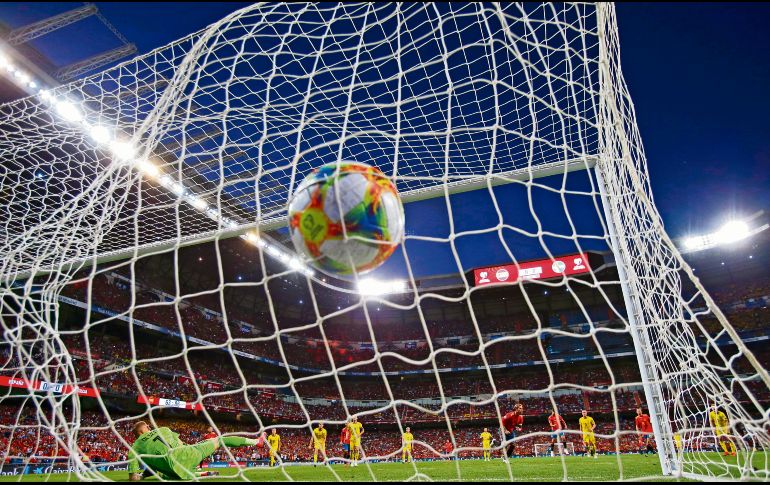 Sergio Ramos cobra desde los 11 pasos para vencer al arquero sueco Robin Olsen, poniendo en ventaja a España. AP