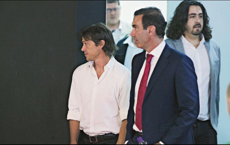Francisco Gabriel de Anda (der.) tuvo que lidiar con los últimos momentos de la relación entre Matías Almeyda y el Deportivo Guadalajara. IMAGO7