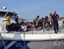 Cientos de personas se exponen a los mares griegos en busca de refugio cada semana. AP