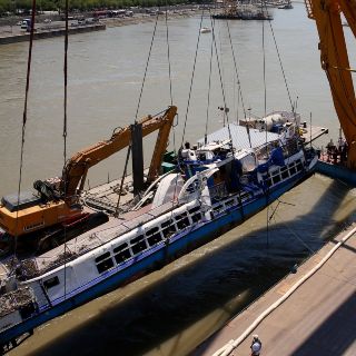 Reflotan barco hundido en Budapest; hallan otros cuatro cuerpos