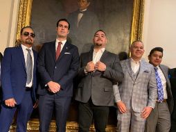 El campeón mundial de peso completo (C) llegó al sitio acompañado de Miguel Torruco Garza, titular de la Comisión de Boxeo, y otras personalidades. TWITTER / @WBABoxing