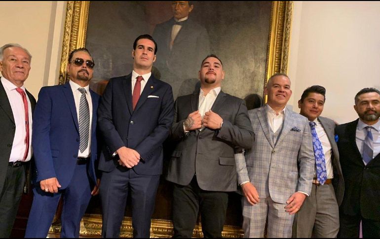 El campeón mundial de peso completo (C) llegó al sitio acompañado de Miguel Torruco Garza, titular de la Comisión de Boxeo, y otras personalidades. TWITTER / @WBABoxing