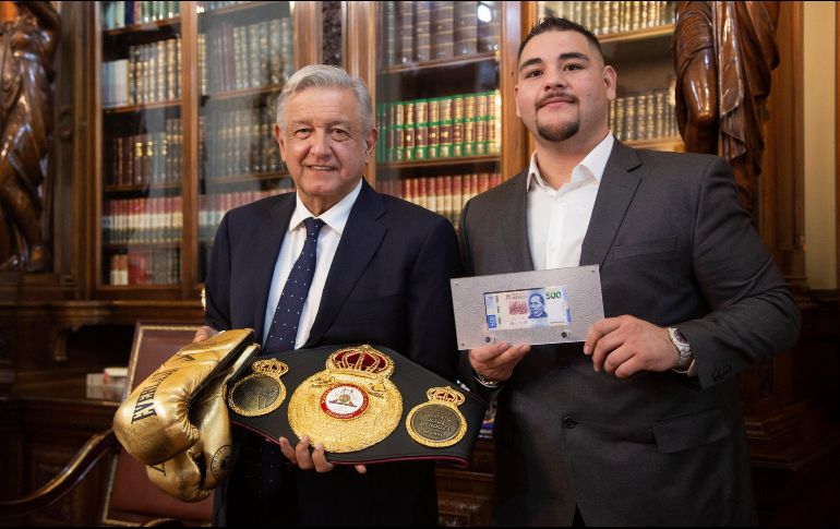 El presidente de México, Andrés Manuel López Obrador (i), posa con el boxeador Andy Ruiz (d) este martes, en el Palacio Nacional. EFE/Presidencia de México