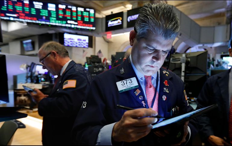 El promedio industrial Dow Jones retrocedió 14 puntos, 0.1%, a 26 mil 048 unidades. AP/R. Drew