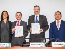 El director general de la BMV, José-Oriol Bosch, y el director de responsabilidad social de CitiBanamex, Andrés Balbo Márquez, firman este martes un convenio de colaboración financiera. NTX/J. Pazos