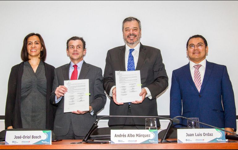 El director general de la BMV, José-Oriol Bosch, y el director de responsabilidad social de CitiBanamex, Andrés Balbo Márquez, firman este martes un convenio de colaboración financiera. NTX/J. Pazos