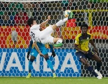 Young-Wook Cho, de Corea del Sur, realiza un vistoso remate durante el juego de ayer ante Ecuador. AP