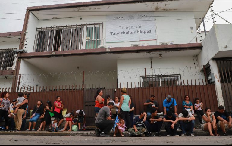 Migrantes centroamericanos esperan por asistencia de la Comisión Mexicana de Ayuda a Refugiados en Tapachula, Chiapas. AFP/Q. Blanco