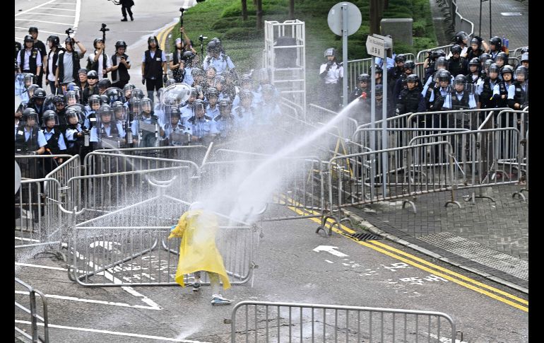Policías arrojan chorros de agua a un solo manifestante. AFP/A. Walllace