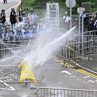 Reprimen en Hong Kong masiva protesta contra ley de extradición