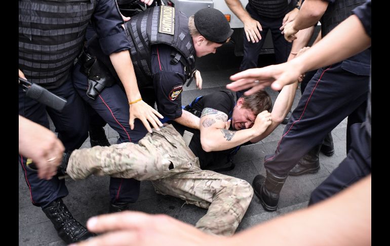Policías arrestan a un participante en la manifestación no autorizada en Moscú. AFP/A. Nemenov