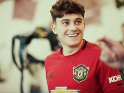 James, de 21 años, se comprometió por cuatro temporadas, más un año en opción, por unos 19 millones de euros. TWITTER / @ManUtd