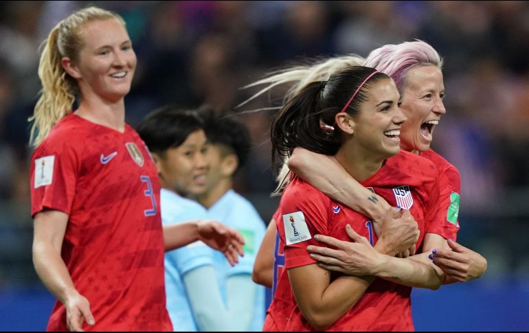 Alex Morgan es abrazada por la capitana Megan Rapione luego de anotar cinco de los 13 goles de Estados Unidos ante Tailandia. AFP/L. BONAVENTURE