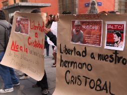 Familiares de Irineo Mújica y Cristóbal Sánchez se manifestaron el lunes pasado en el exterior del Palacio Nacional, en Ciudad de México, para pedir su liberación. EFE/M. Guzmán