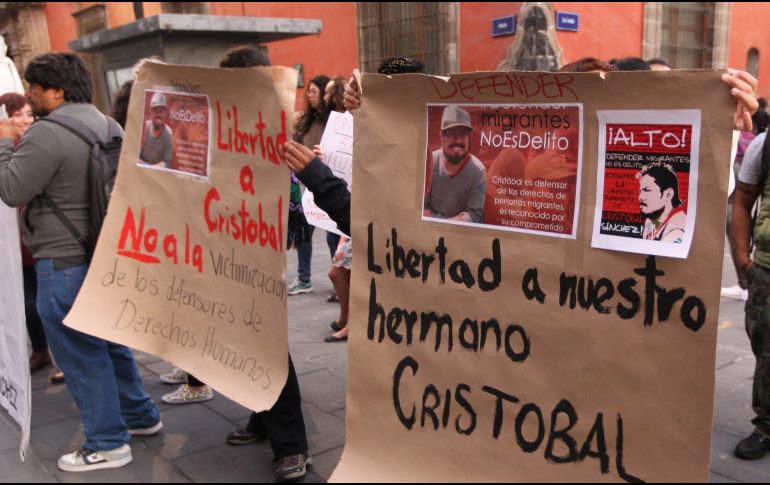 Familiares de Irineo Mújica y Cristóbal Sánchez se manifestaron el lunes pasado en el exterior del Palacio Nacional, en Ciudad de México, para pedir su liberación. EFE/M. Guzmán