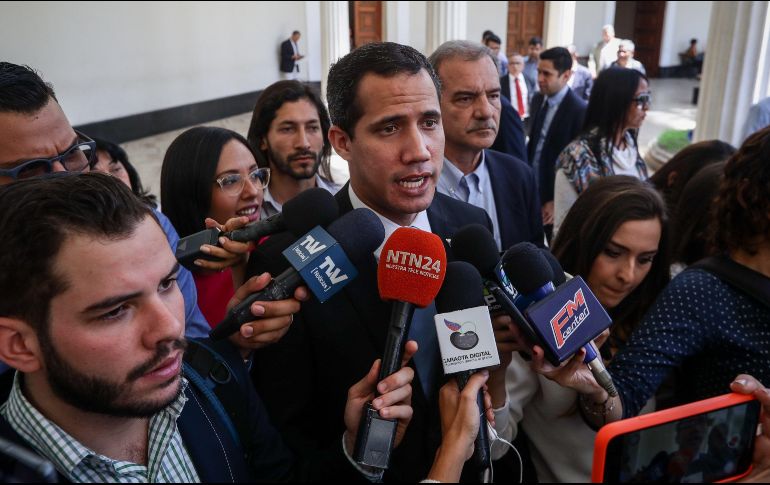 El jefe del Parlamento venezolano, Juan Guaidó (c), ofrece declaraciones a la prensa a su llegada al Palacio Federal Legislativo este martes, en Caracas. EFE/R. Peña