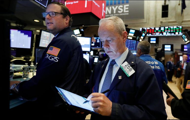 El índice industrial Dow Jones perdió 43 enteros, 0.2 por ciento, a 26 mil 004 unidades. AP/R. Drew