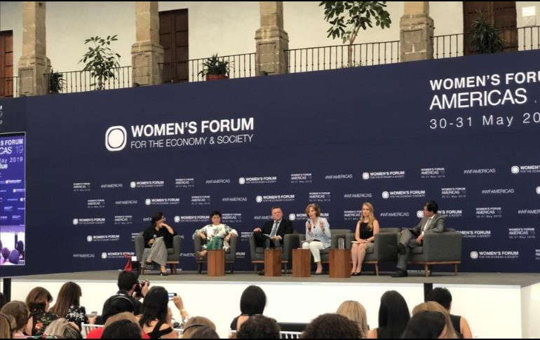 Claudia Jañez, presidente de Du-Pont México (segunda de derecha a izquierda), en el Women's Forum Americas. TWITTER/CEEG_Oficial