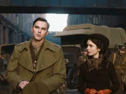 Nicholas Hoult y Lily Collins encarnan a Tolkien y su esposa Edith en la película. ESPECIAL
