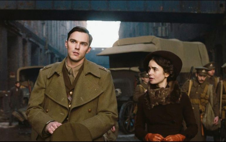 Nicholas Hoult y Lily Collins encarnan a Tolkien y su esposa Edith en la película. ESPECIAL