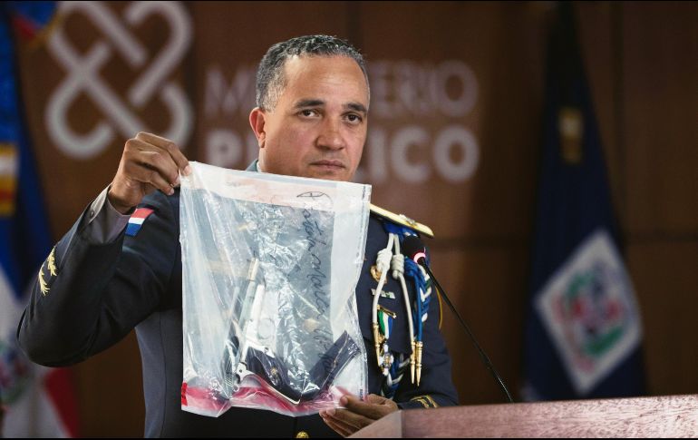 Ney Aldrin Bautista Almonte muestra el arma utilizada en el ataque. EFE