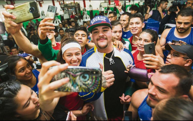 Los seleccionados nacionales de boxeo aprovecharon para tomarse la selfie con el campeón