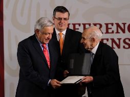 Durante el evento, López Obrador entregó un reconocimiento al señor Fernando Rodríguez Miaja, decano representante de los exiliados españoles en México. NTX / G. Granados