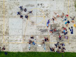 Migrantes se ven el el centro de detención del INM en Tapachula. AFP/ARCHIVO