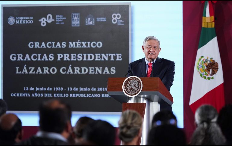 El Presidente López Obrador expresa que esta orden incluye a todos sus familiares. AFP / Presidencia