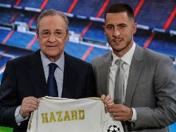 Hazard (D) apareció acompañado de Florentino Pérez (I), presidente del equipo. AP/M. FERNÁNDEZ