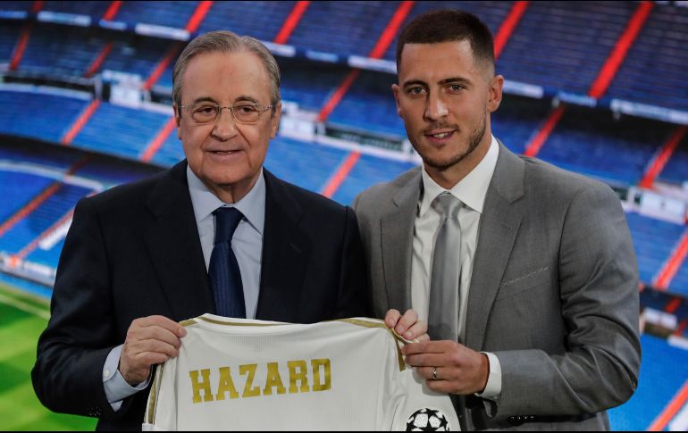 Hazard (D) apareció acompañado de Florentino Pérez (I), presidente del equipo. AP/M. FERNÁNDEZ