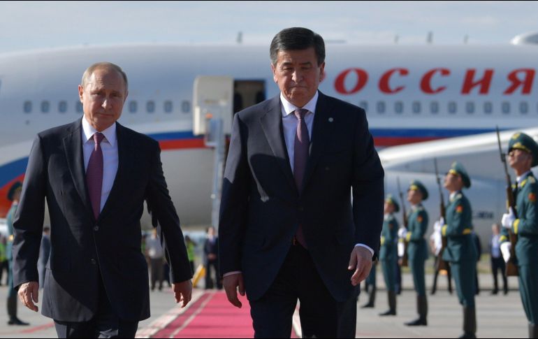 El presidente de Kirguizistán, Sooronbay Jeenbekov (d), recibe al presidente ruso, Vladímir Putin (i), antes de su reunión en el marco de la Cumbre de la Organización de Cooperación de Shanghái. EFE/A. Druzhinin-Sputnik