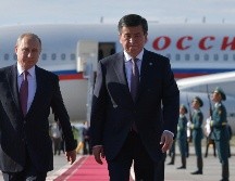 El presidente de Kirguizistán, Sooronbay Jeenbekov (d), recibe al presidente ruso, Vladímir Putin (i), antes de su reunión en el marco de la Cumbre de la Organización de Cooperación de Shanghái. EFE/A. Druzhinin-Sputnik