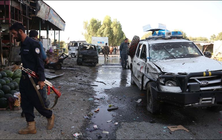 Miembros de las fuerzas de seguridad afganas inspeccionan el lugar del ataque. EFE/G. Habibi