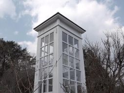 La cabina blanca, ubicada en una ventosa colina en Otsuchi, a orillas del océano Pacífico, contiene un teléfono negro antiguo desconectado.