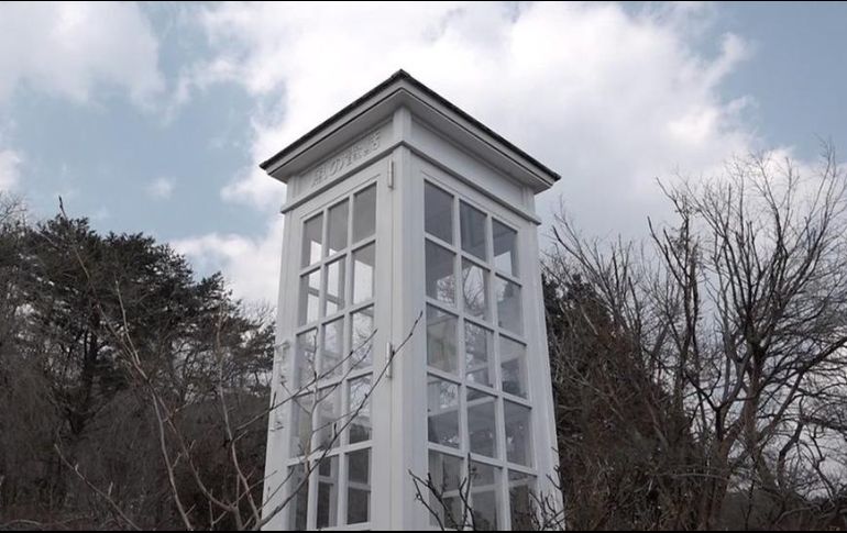 La cabina blanca, ubicada en una ventosa colina en Otsuchi, a orillas del océano Pacífico, contiene un teléfono negro antiguo desconectado.