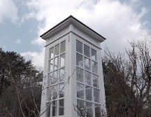 La cabina blanca, ubicada en una ventosa colina en Otsuchi, a orillas del océano Pacífico, contiene un teléfono negro antiguo desconectado.