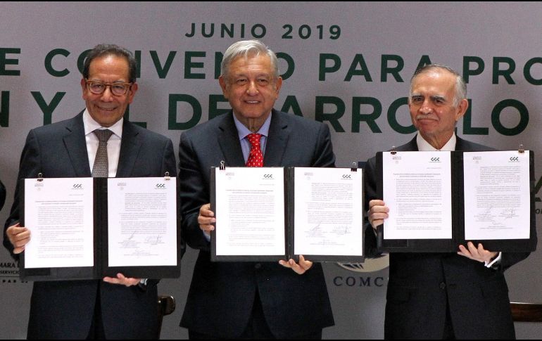 El presidente del CCE, Carlos Salazar (i), el Presidente de México, Andrés Manuel López Obrador (c), y el jefe de la oficina de la Presidencia, Alfonso Romo (d), posan durante la firma del acuerdo. EFE/M. Guzmán