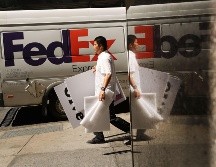 FedEx habría mandado a direcciones equivocadas un “pequeño número” de paquetes de Huawei.  AFP / ARCHIVO