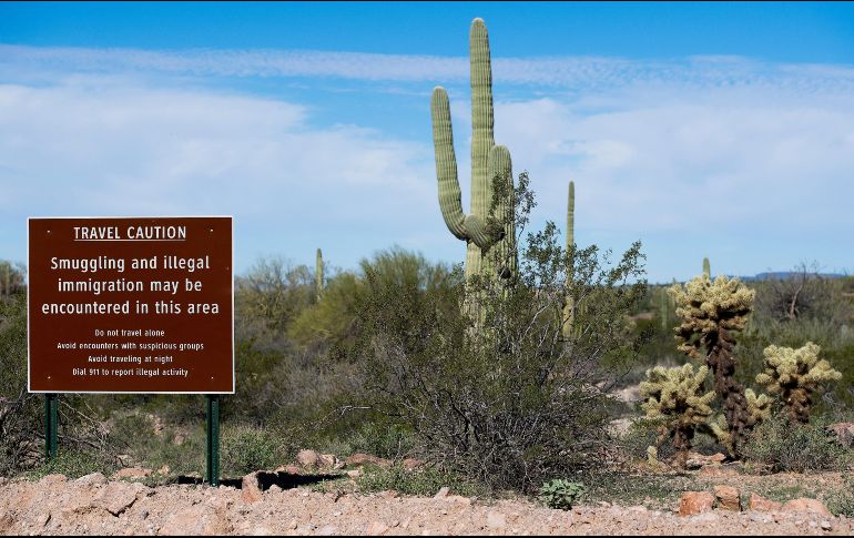 Un letrero advierte contra el tráfico de indocumentados cerca de Lukeville, Arizona. AFP/ARCHIVO