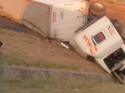 Los servicios fueron atendidos por la Policía Federal y retirados de la vía con distintas grúas. ESPECIAL/