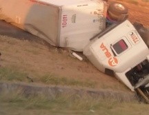 Los servicios fueron atendidos por la Policía Federal y retirados de la vía con distintas grúas. ESPECIAL/