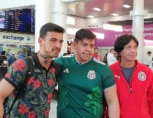 Visiblemente cansado por el largo viaje, el refuerzo de Chivas se dio tiempo de atender un poco a los medios de comunicación y a los aficionados. EL INFORMADOR / A. Ramírez