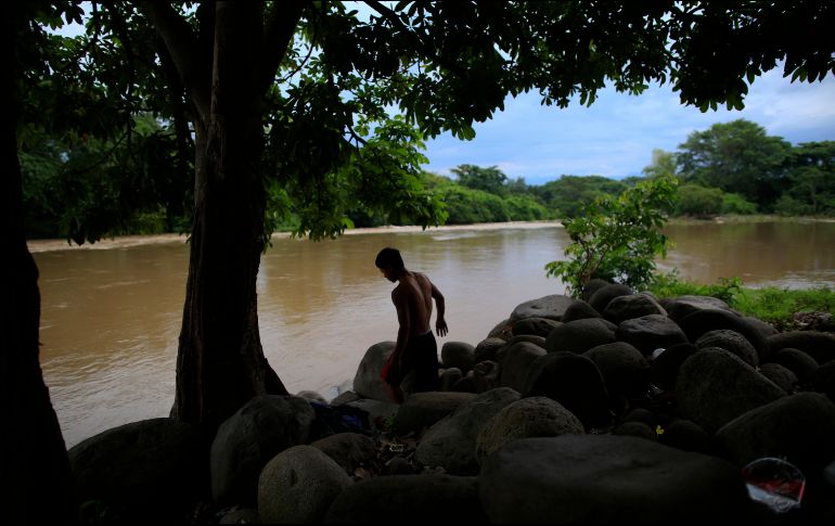 López Obrador aseguró que tampoco eran visibles efectivos en las orillas del fronterizo río Suchiate, por donde los migrantes cruzan cada día en balsa de forma irregular.  AP/ R. Blackwell