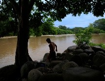 López Obrador aseguró que tampoco eran visibles efectivos en las orillas del fronterizo río Suchiate, por donde los migrantes cruzan cada día en balsa de forma irregular.  AP/ R. Blackwell