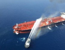 Un bote presuntamente iraní intenta apagar el incendio en el buque petrolero noruego, tras el ataque del 13 de junio. AFP/Tasnim/ARCHIVO