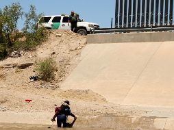 Migrantes centroamericanos cruzan esta semana desde Ciudad Juárez a El Paso, para entregarse a agentes de la Patrulla Fronteriza. AFP/ARCHIVO