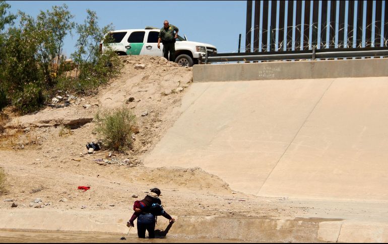 Migrantes centroamericanos cruzan esta semana desde Ciudad Juárez a El Paso, para entregarse a agentes de la Patrulla Fronteriza. AFP/ARCHIVO